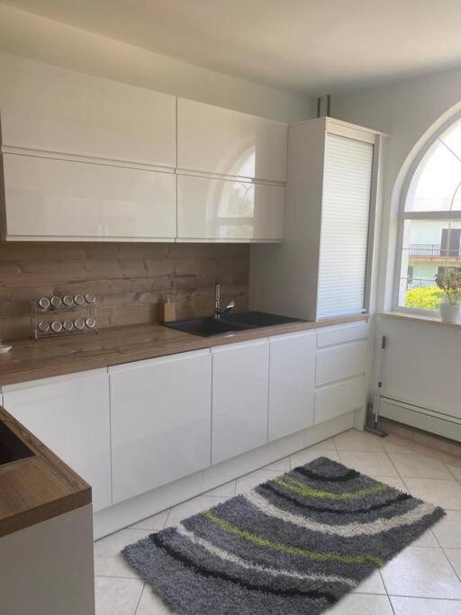 Lovely 3 Bedroom In Quiet Area W/ Pool Apartmán *