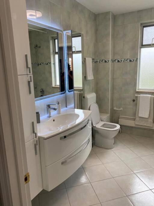 Lovely 3 Bedroom In Quiet Area W/ Pool Apartmán *