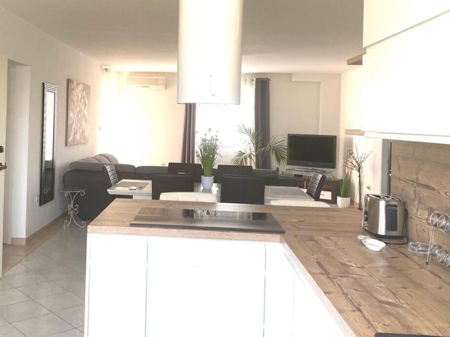 Lovely 3 Bedroom In Quiet Area W/ Pool Apartment *