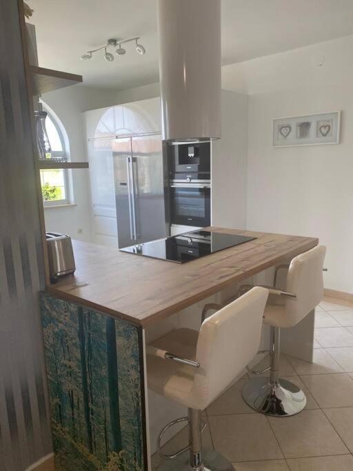 Lovely 3 Bedroom In Quiet Area W/ Pool Apartment *