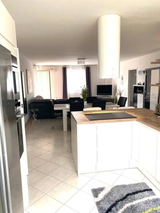 Lovely 3 Bedroom In Quiet Area W/ Pool Apartmán Pula